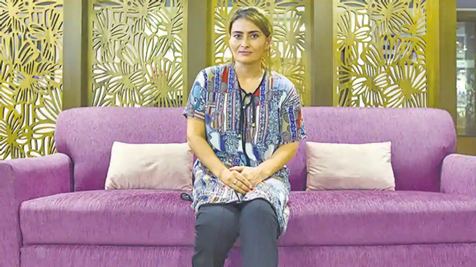 historia-inspiradora-de-una-mujer-uzbeka-que-se-sienta-después-de-32-años