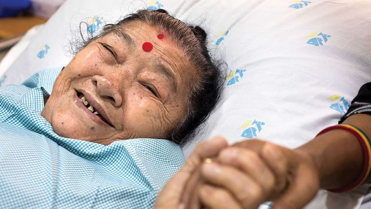 89 éves-beteg-nepálból-újra-séta-gerincműtét után-indában