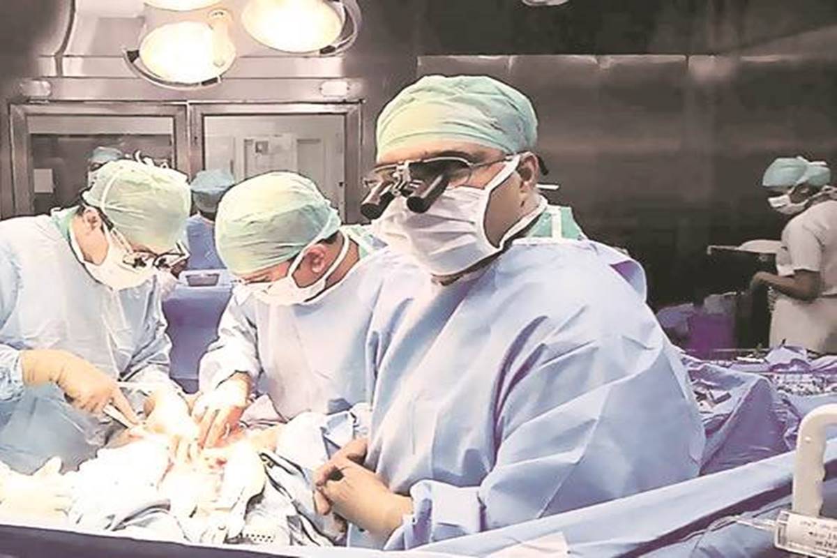 condição-raro-espinhal-de-uma-menina-iraquiana-tratada-no-hospital-apolo-delhi