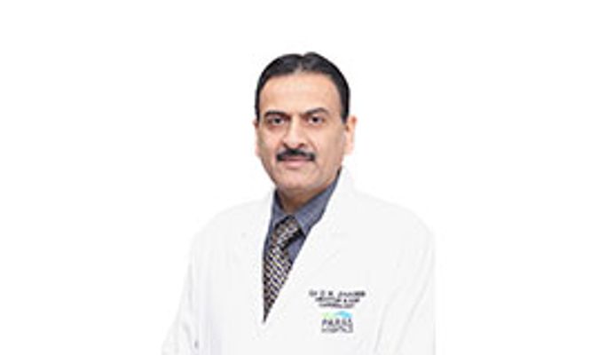 Il dottor DK Jhamb
